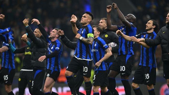 laga sepakbola intens antara Inter Milan dan Lecce, dengan kemenangan spektakuler 2-0 dalam kompetisi Liga Italia